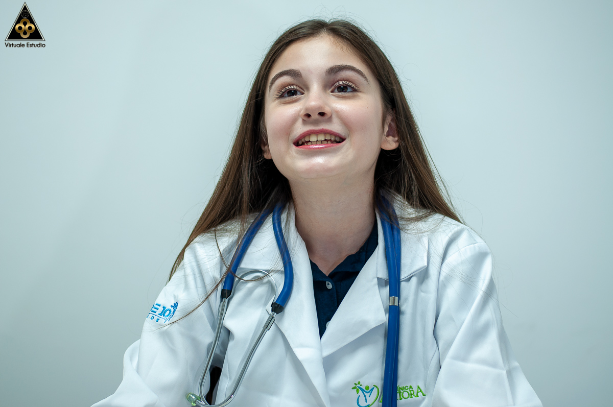 Retrato profissional de médica em ambiente clínico
