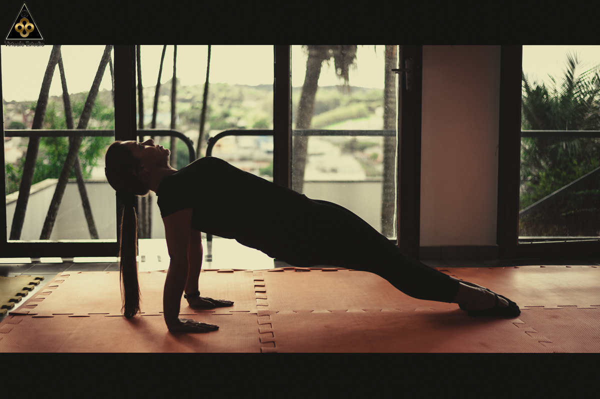 Profissional de pilates fotografada em estúdio